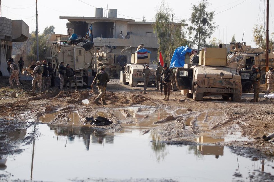 Cảnh chiến sự khốc liệt tại sào huyệt của phiến quân IS ở Iraq - 7
Theo BBC, một liên minh gồm khoảng 50.000 người, trong đó có các nhân viên an ninh Iraq, các tay súng người Kurd, các thành viên bộ lạc Ả-rập Sunni, và các lực lượng bán quân sự Shia đang tham gia chiến dịch nhằm giải phóng thành trì cuối cùng của IS tại Iraq. (Ảnh: Reuters)