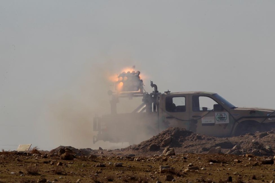 Cảnh chiến sự khốc liệt tại sào huyệt của phiến quân IS ở Iraq - 9
Quân đội khai hỏa về phía mục tiêu của IS tại thành phố Mosul. (Ảnh: Reuters)