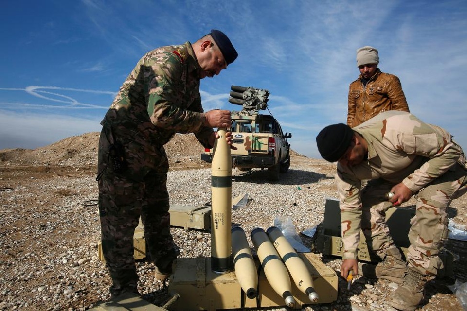 Cảnh chiến sự khốc liệt tại sào huyệt của phiến quân IS ở Iraq - 10
Các thành viên của lực lượng an ninh Iraq kiểm tra đạn dược trong một trận đánh. (Ảnh: Reuters)