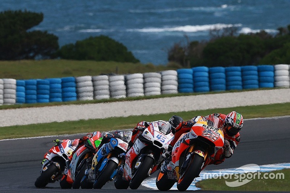 Cal Crutchlow thắng dễ, Marquez phạm sai lầm đáng tiếc - 8 Cal Crutchlow thắng dễ, Marquez phạm sai lầm đáng tiếc - 8