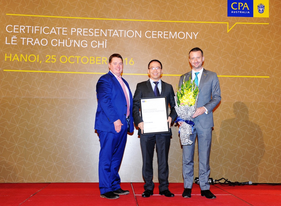 CPA Australia trao chứng chỉ “Đối tác đạt chuẩn về đào tạo và phát triển chuyên môn” cho Techcombank - 1
Ông Ngô Hoàng Hà – Phó Giám đốc Tài chính Techcombank (đứng giữa) nhận chứng chỉ từ lãnh đạo CPA Australia