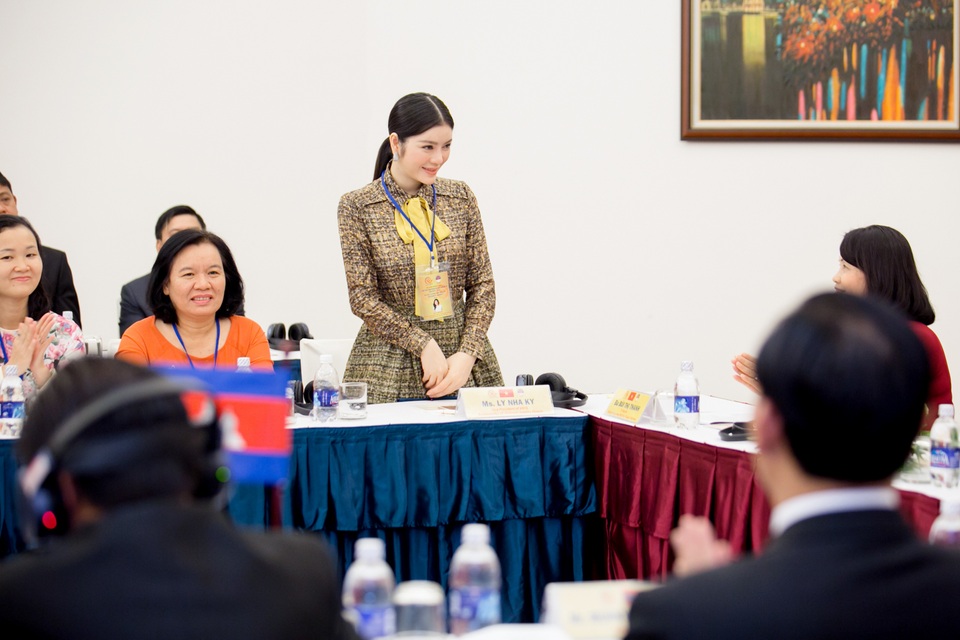 
Lý Nhã Kỳ hào hứng với ngày làm việc đầu tiên
