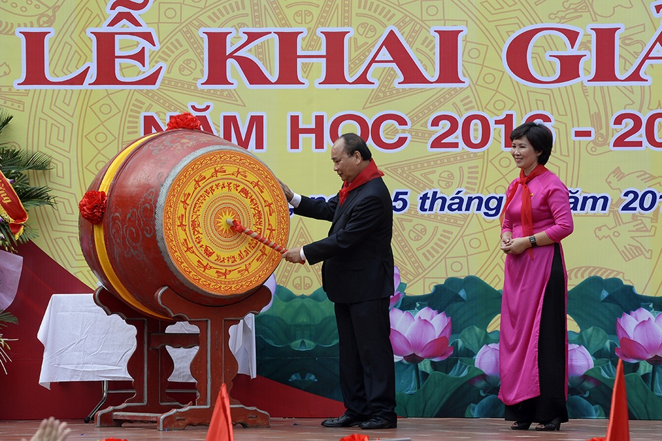 Lãnh đạo Đảng, Nhà nước dự khai giảng cùng các em học sinh - 9
Thủ tướng đánh trống khai giảng năm học mới. (Ảnh: Mạnh Thắng)