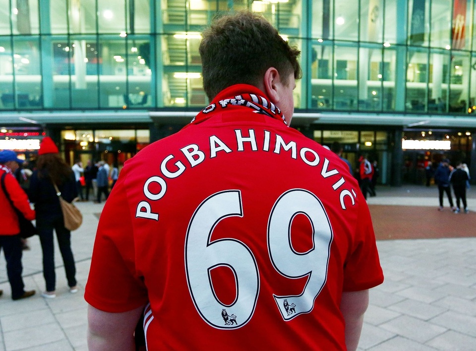 
Một cổ động viên với một chiếc áo pha trộn cả tên lẫn số giữa Pogba (6) và Ibrahimovic (9)
