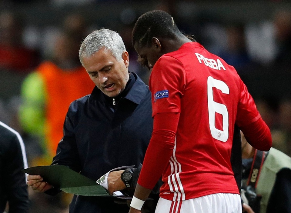 
Mourinho trao đổi với Pogba trước khi trận đấu diễn ra
