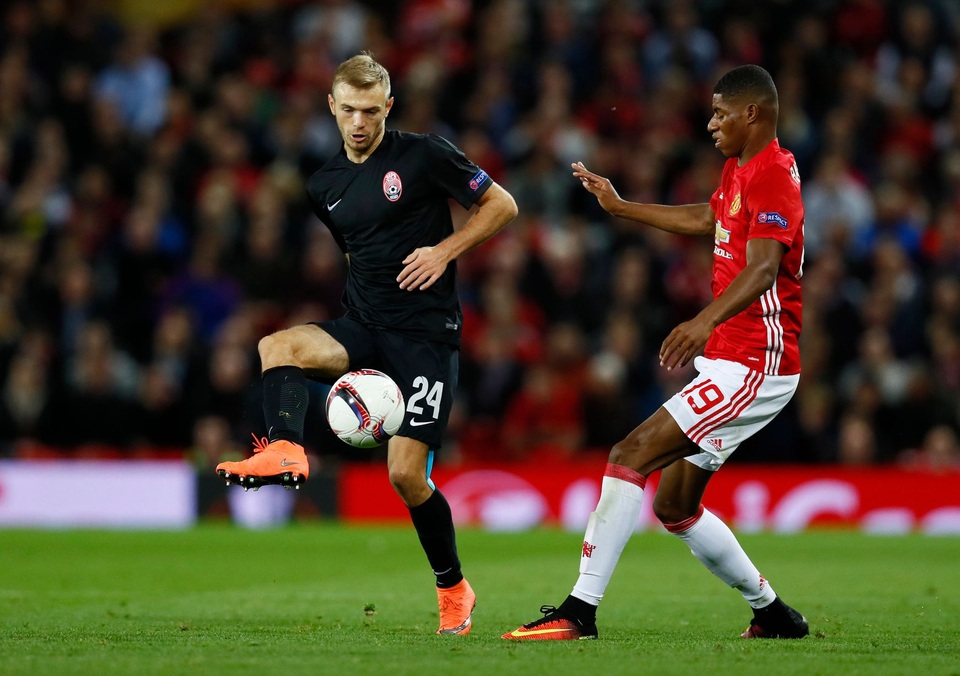 
Igor Chaykovsky phá bóng trước sự áp sát củ Rashford
