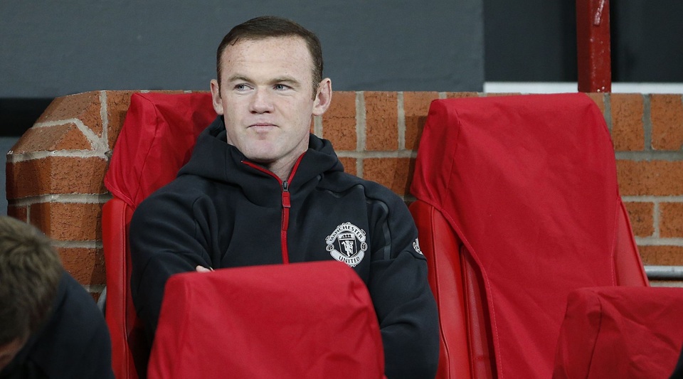 
Rooney ngồi bình thản trên băng ghế dự bị
