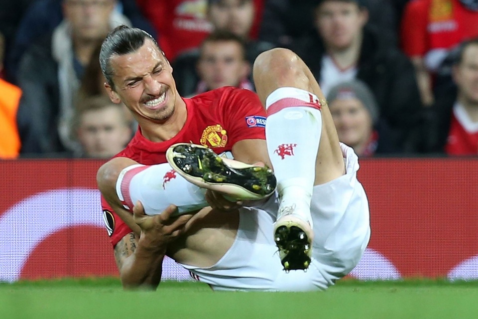 
Ibrahimovic bị đau
