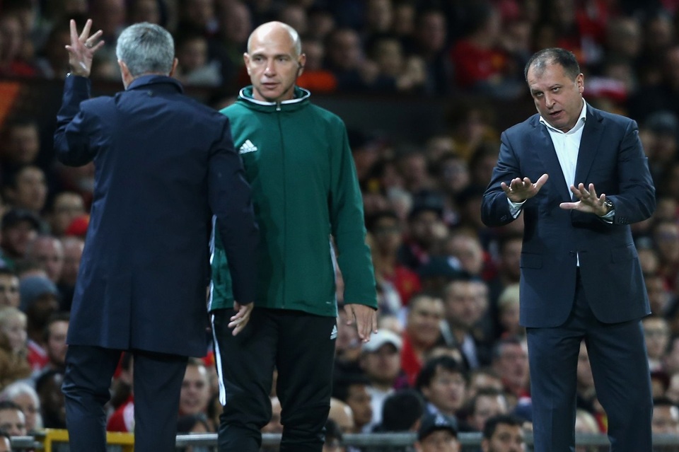 
Mourinho phản ứng với người đồng nghiệp Yuriy Vernydub (phải)
