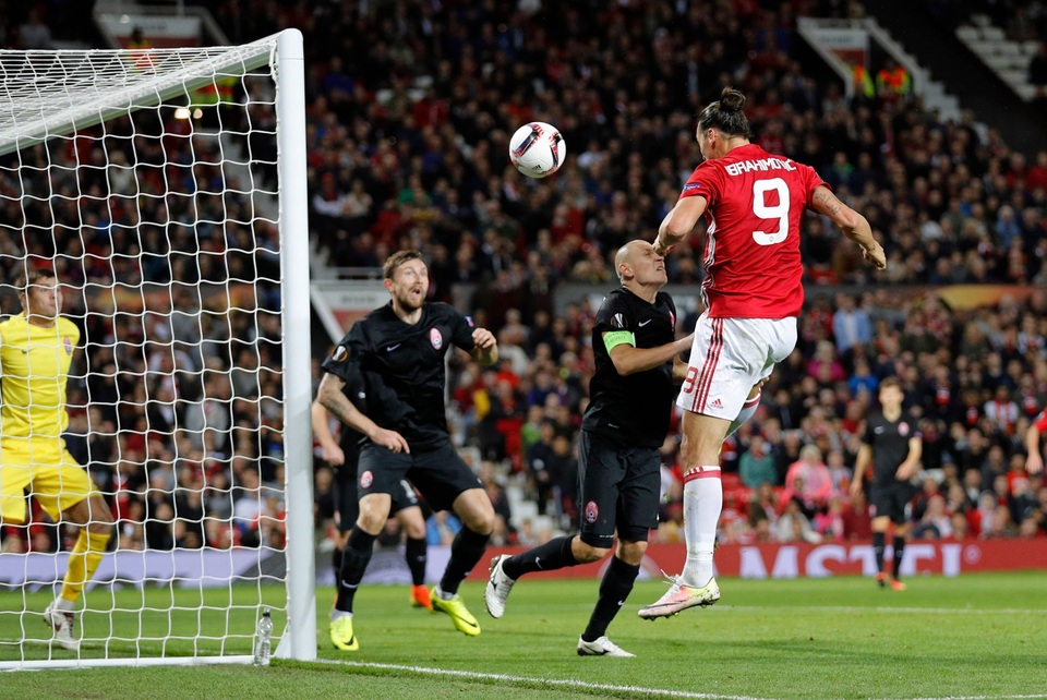 
Tới phút 69, Ibra tận dụng tốt chiều cao cao để đánh đầu gần góc trái
