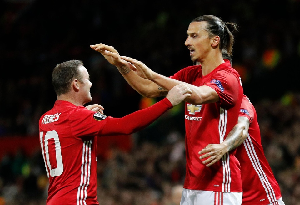 
Rooney và các đồng đội chúc mừng Ibra
