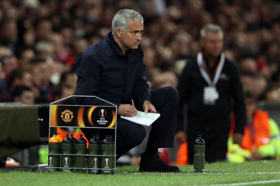 
Mourinho ghi chép bên đường biên
