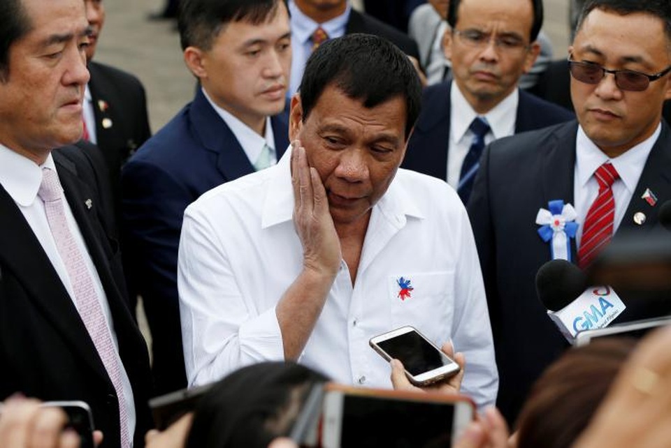 Tổng thống Philippines giãi bày lý do không ưa Mỹ - 1
Tổng thống Philippines Rodrigo Duterte trả lời báo giới trong chuyến thăm Nhật Bản. (Ảnh: Reuters)