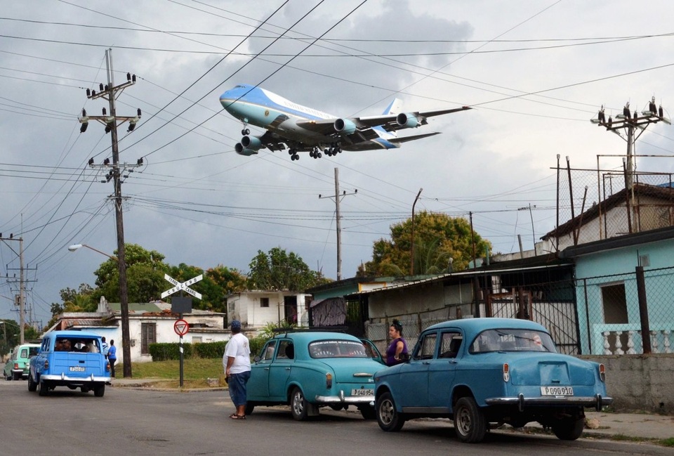 Thế giới năm 2016 qua ảnh (1) - 10 Chuyên cơ Không lực Một chở Tổng thống Barack Obama chuẩn bị hạ cánh xuống sân bay quốc tế ở thủ đô Havana của Cuba ngày 20/3. Ông Obama là tổng thống Mỹ đầu tiên đặt chân tới Cuba trong 88 năm qua, mở ra một giai đoạn mới trong quan hệ hợp tác giữa hai nước. (Ảnh: Reuters)