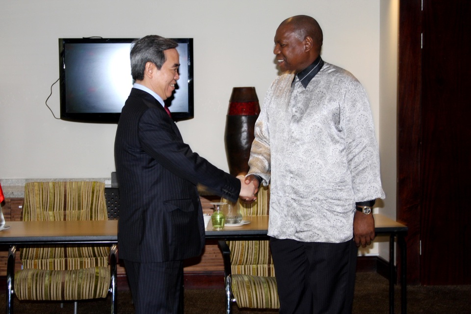 
Trưởng ban Kinh tế Trung ương Nguyễn Văn Bình tại buổi hội đàm với Tiến sĩ Zweli Mkhize, Trưởng ban Tài chính Đảng Đại hội Dân tộc Phi (ANC)
