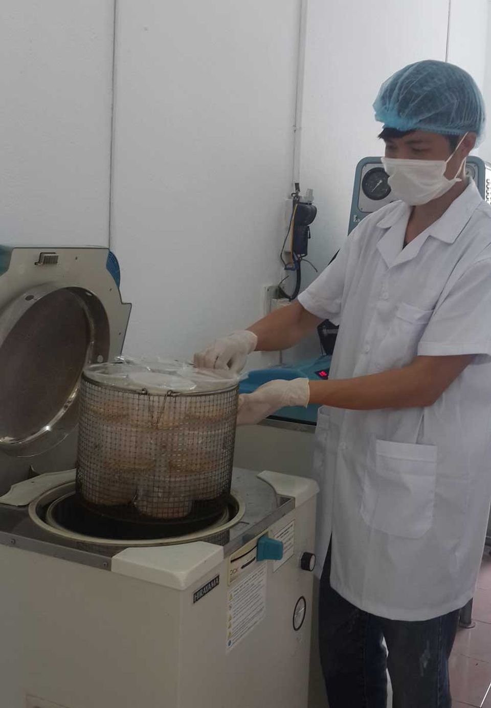 Mục sở thị quá trình nuôi nấm trùng thảo - 2
Đưa giá thể vào hấp tiệt trùng