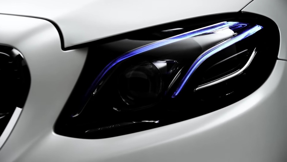 Những hình ảnh chính thức đầu tiên của E-Class Coupe mới - 2