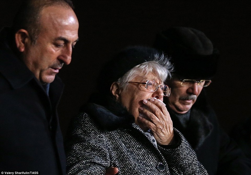 
Người mẹ già của ông, bà Maria, cũng cố kìm nén đau buồn trước linh cữu được phủ cờ Nga được các sĩ quan di chuyển từ trên máy bay xuống ở sân bay quốc tế Vnukovo (Moscow).
