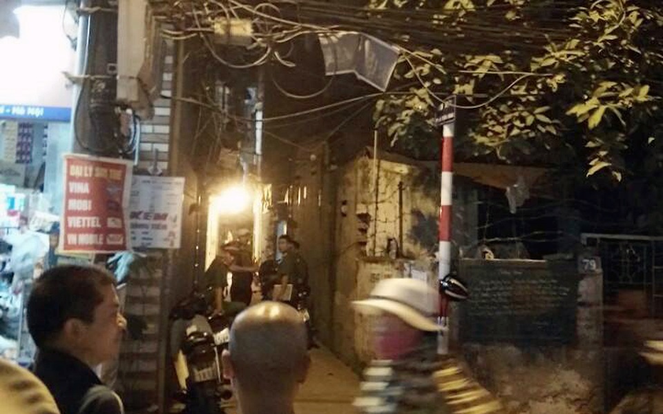 Hà Nội: Nghi án cô gái 20 tuổi đâm chết bạn trai trong nhà - 2
Cảnh sát phong tỏa hiện trường, điều tra vụ việc.