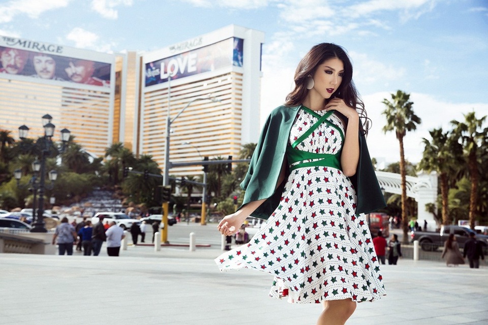Ngọc Quyên khoe eo thon, vai trần trên đất Mỹ - 10 Ngọc Quyên tiếp tục cuộc chơi streetstyle bằng một thiết kế váy xòe in hoạ tiết. Lần này, cô kết hợp cùng áo khoác blazer cùng tông xanh lá để vẻ ngoài tránh bị nhàm chán.