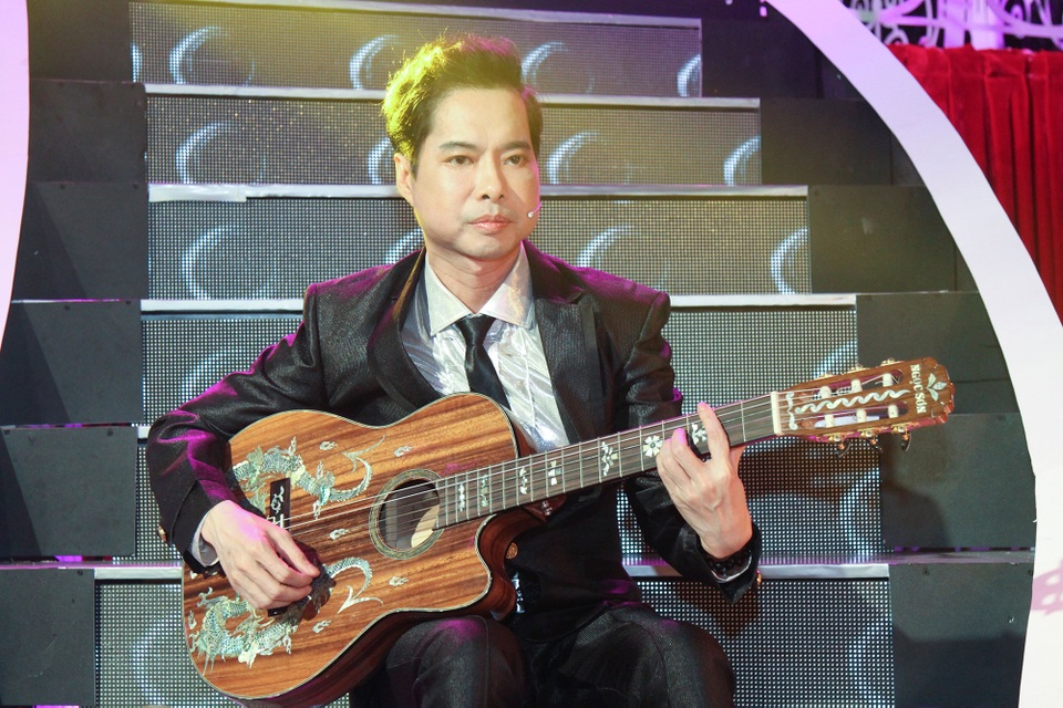 Ngọc Sơn vừa chơi guitar vừa hát “đập vỡ cây đàn” - 1 Ngọc Sơn vừa chơi guitar vừa hát “đập vỡ cây đàn” - 1