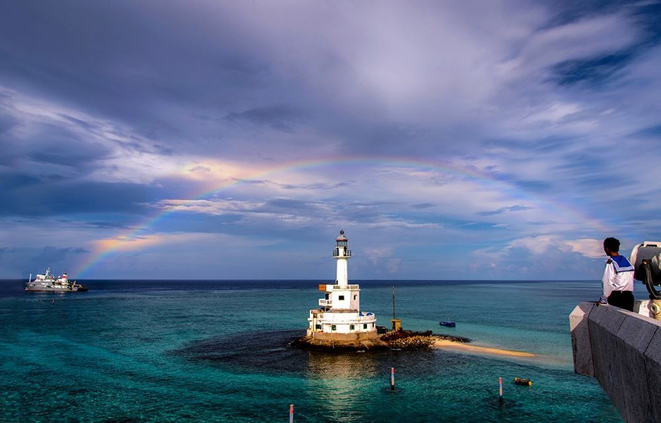 Cầu vồng nối hải đảo - đất liền của tác giả Nguyễn Mỹ Trà.