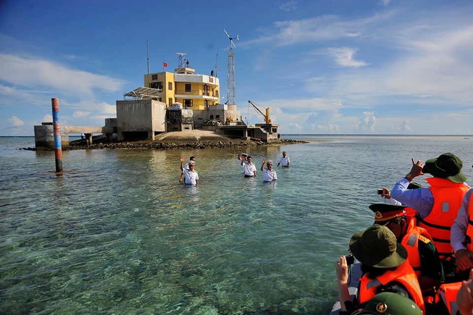 Chia tay đất liền của tác giả Nguyễn Xuân Chính.