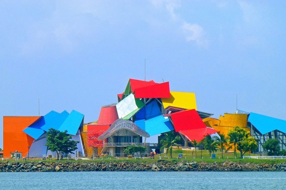 Những tòa nhà có kiến trúc dị thường trên thế giới - 15
Biomuseo, Panama do KTS Frank Gehry thiết kế. Được xây dựng trên diện tích 4000m2, bảo tàng bao gồm 8 phòng trưng bày.