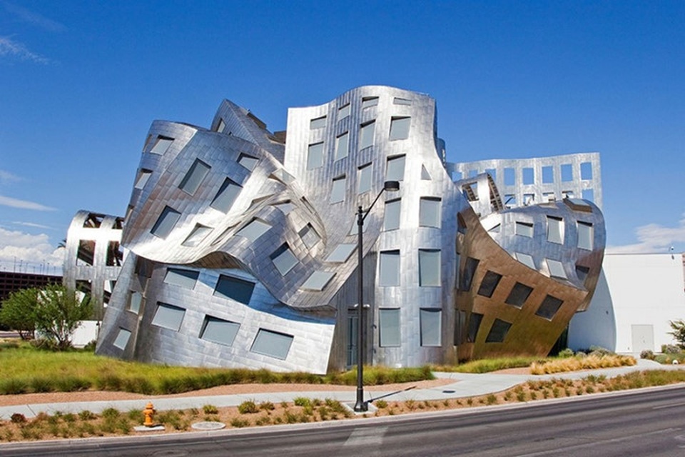 Những tòa nhà có kiến trúc dị thường trên thế giới - 2
Trung tâm nghiên cứu về não Lou Ruvo (Las Vegas, Mỹ) do KTS Frank Gehry thiết kế với hình dạng méo mó đặc biệt.