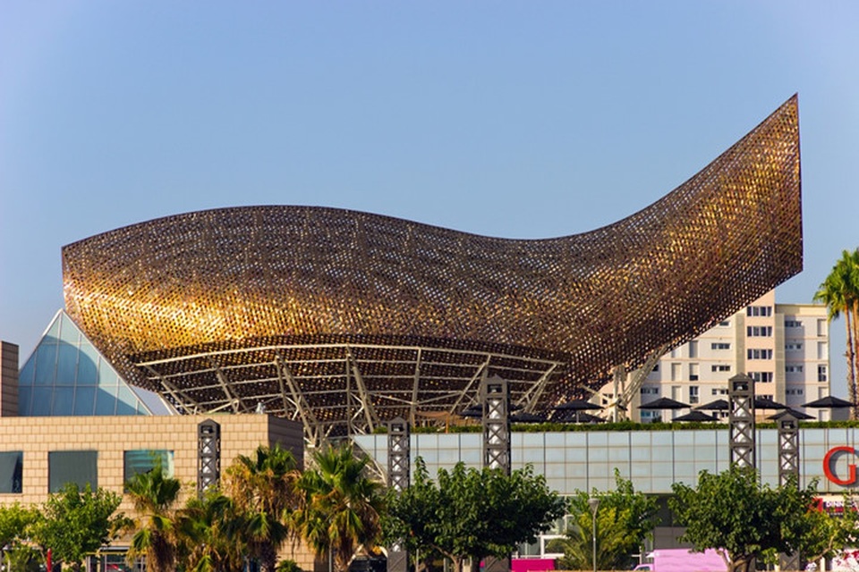 Những tòa nhà có kiến trúc dị thường trên thế giới - 4
Olympic Pavilion ở Barcelona giống hình con cá vàng. Công trình dài 56m, cao 35m của KTS Frank Gehry.