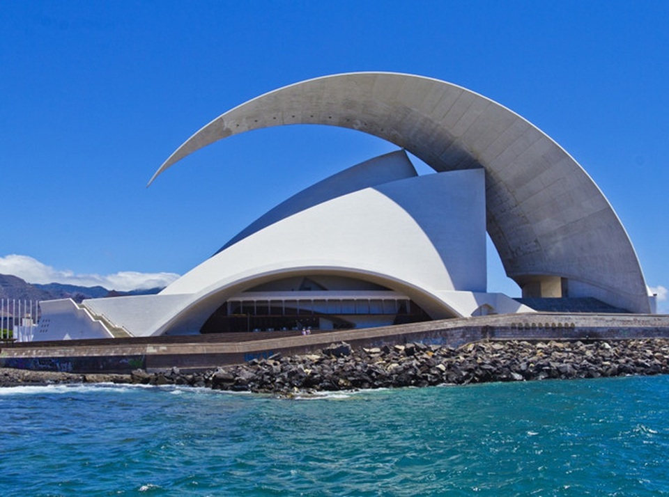 Những tòa nhà có kiến trúc dị thường trên thế giới - 8
Nhà hát Concert Hall, Tenerife, Tây Ban Nha có phần mái cao nhất lên tới 50m.