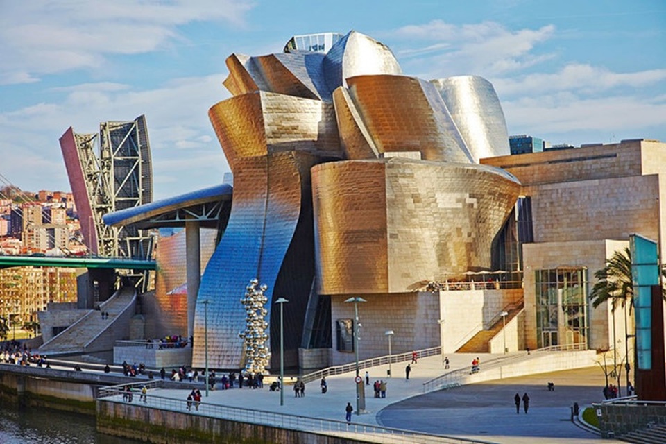Những tòa nhà có kiến trúc dị thường trên thế giới - 9
Bảo tàng Guggenheim Bilbao là một bảo tàng nghệ thuật hiện đại và đương đại, được thiết kế bởi kiến trúc sư người Mỹ gốc Canada Frank Gehry.