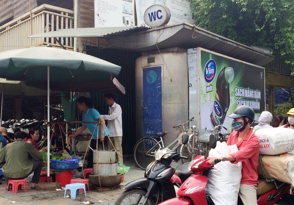 Phạt đến 3 triệu đồng, lỗi thuộc hết về “thủ phạm” tiểu bậy? - 1
Nhà vệ sinh công cộng quá hiêm hoi là nguyên nhân dẫn đến tình trạng tiểu bậy.
