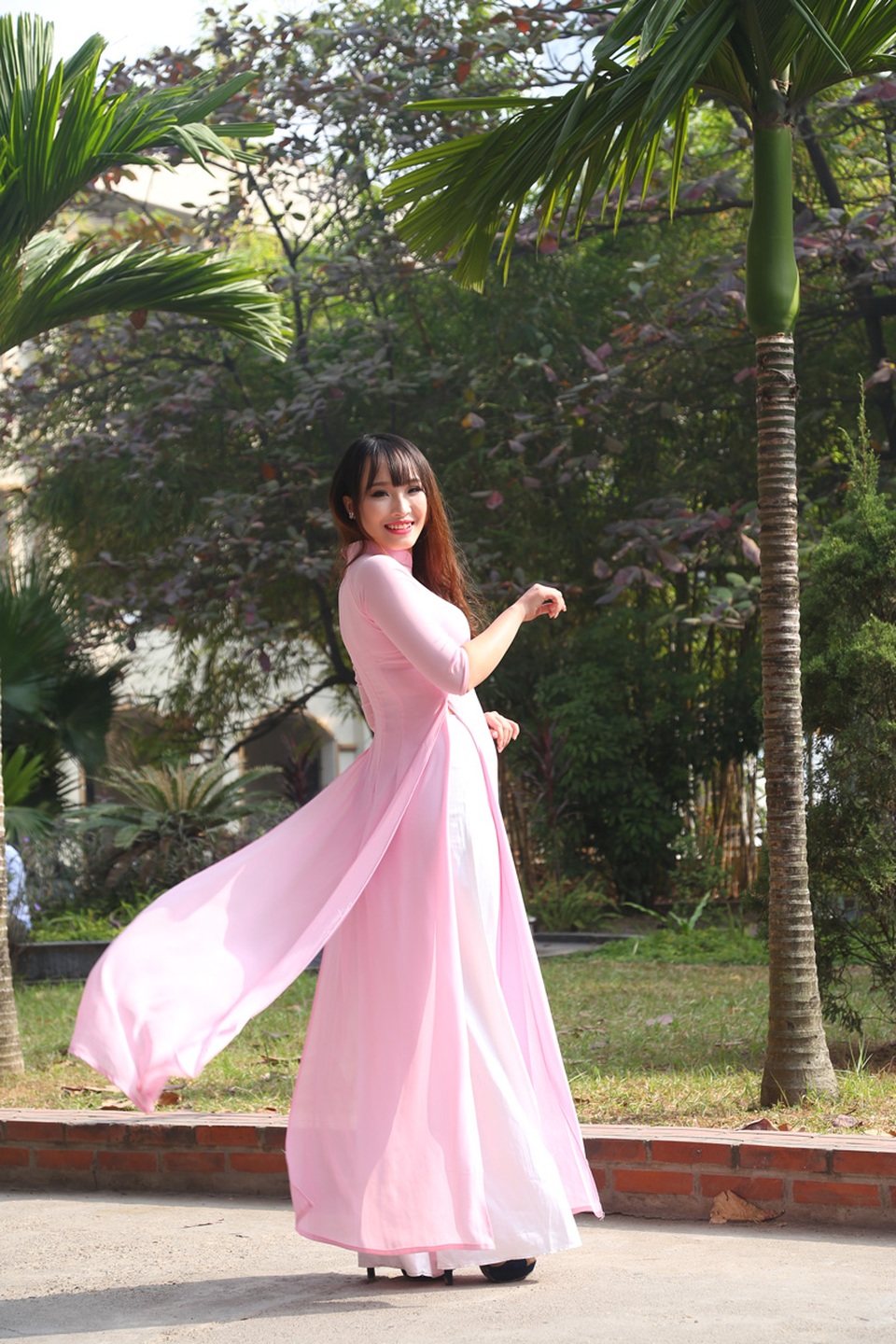 Hoa khôi sinh viên Hà Nội 2014 khoe sắc trong ảnh kỷ yếu - 2
Hoa khôi Imiss 2014 Nguyễn Nhật Lệ khoe dáng trong khuôn viên trường Học viện Ngoại giao