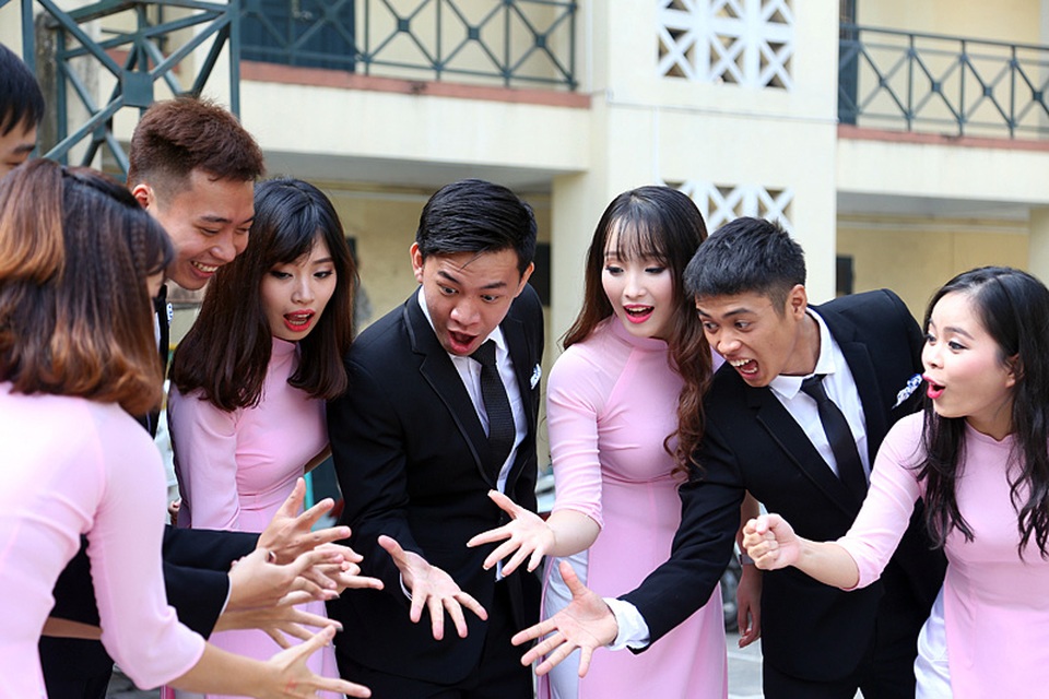 Hoa khôi sinh viên Hà Nội 2014 khoe sắc trong ảnh kỷ yếu - 3
Tạo dáng nhí nhảnh cùng nhóm bạn thân của mình