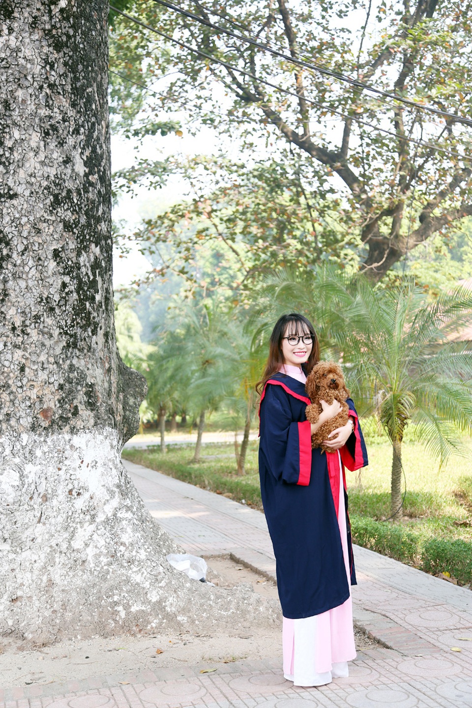 Hoa khôi sinh viên Hà Nội 2014 khoe sắc trong ảnh kỷ yếu - 8
Đùa nghịch bên cún cưng