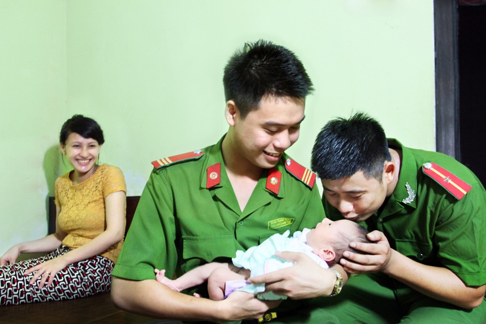 Khoảnh khắc ấn tượng “Vì bình yên cuộc sống” - 2
Trong đêm giông gió ngày 22/6/2015, Thiếu úy Nguyễn Văn Tiệp và Thượng sỹ Đoàn Thanh Tùng thuộc Đội Cảnh sát hình sự Công an huyện Quốc Oai (Hà Nội) đang đi tuần tra thì gặp thai phụ Hoàng Thị Phương bị đau trên đường đến bệnh viện để sinh con. Trường hợp khẩn cấp, hai chiến sỹ đã tự tay đỡ đẻ thành công. Hành động đầy trách nhiệm và nhân văn cao cả của hai chiến sĩ sau đó được báo chí đồng loạt đăng tải ca ngợi. (Ảnh: Phạm Thuần Thư)
