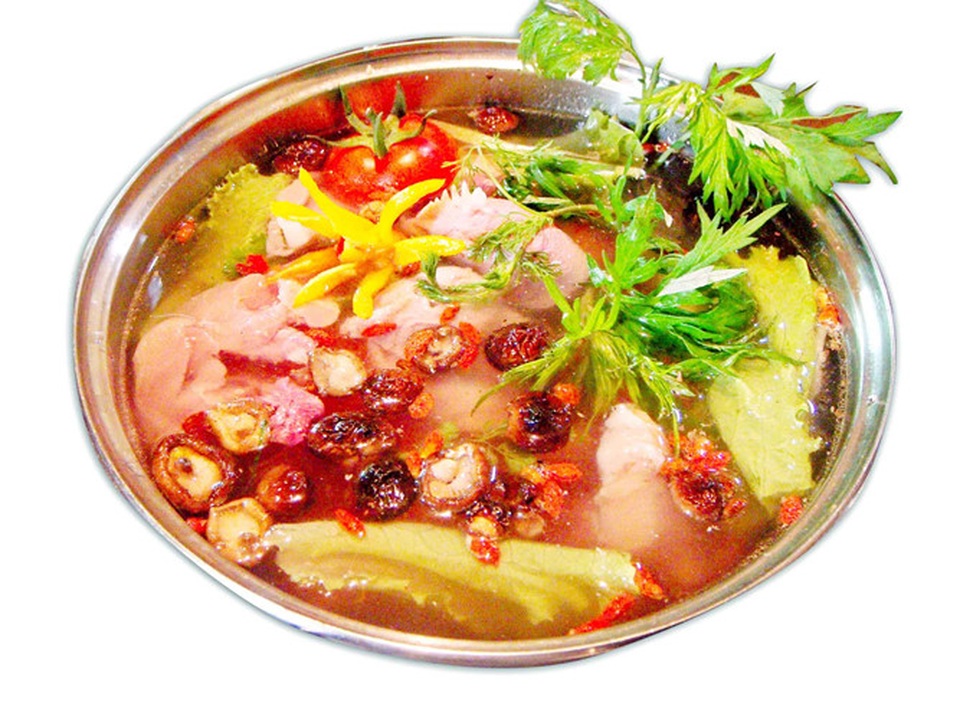 Những người không nên ăn lẩu - 4
Người bị dạ dày, tiêu hóa kém: Lẩu quá cay có thể dẫn đến tổn thương hệ tiêu hóa, dạ dày, đối với những người đã bị dạ dày, chứng viêm sẽ bị kích thích, gây đau đớn... vì lẩu luôn được ăn sau khi thực phẩm được nhúng nóng công thêm gia vị cay sẽ gây tổn hại đến lớp bảo vệ bề mặt niêm mạc dạ dày.