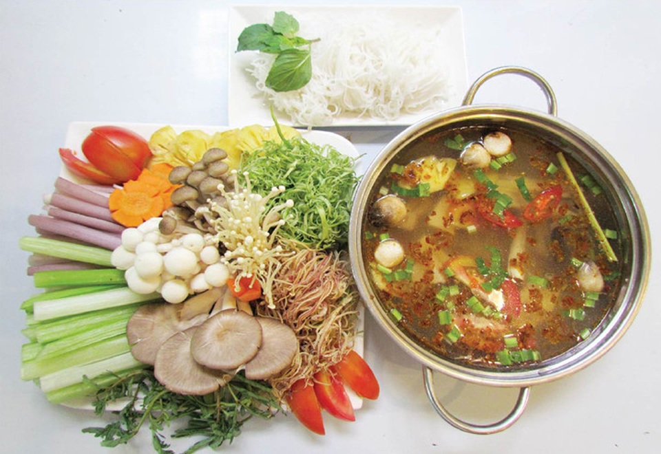 Những người không nên ăn lẩu - 5
Trước hoặc sau khi ăn lẩu có thể ăn hoa quả hoặc uống một ly nước hoa quả để giải nhiệt cho cơ thể. Món lẩu nên có thêm đậu phụ, vì thạch cao trong đậu phụ có tác dụng thanh nhiệt, tán hỏa, trị khát.