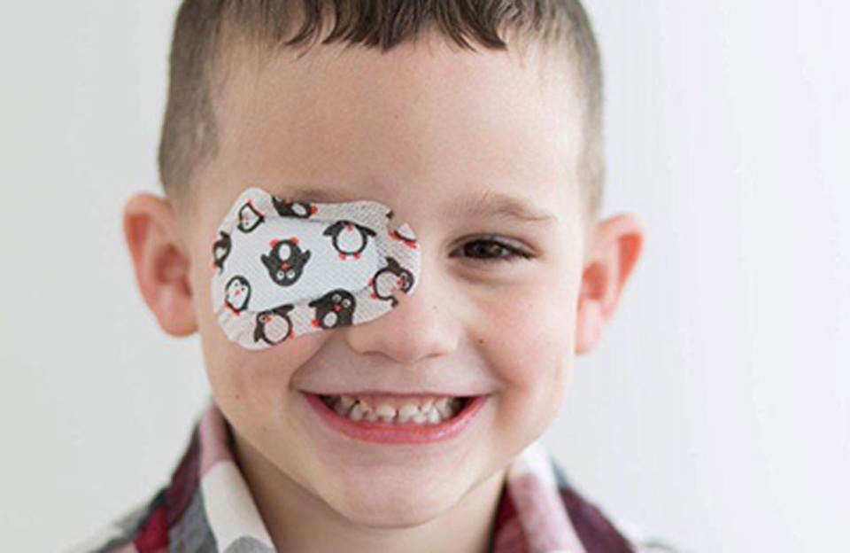 Có thể giúp trẻ dễ chấp nhận băng bịt mắt bằng cách biến nó thành trò chơi.