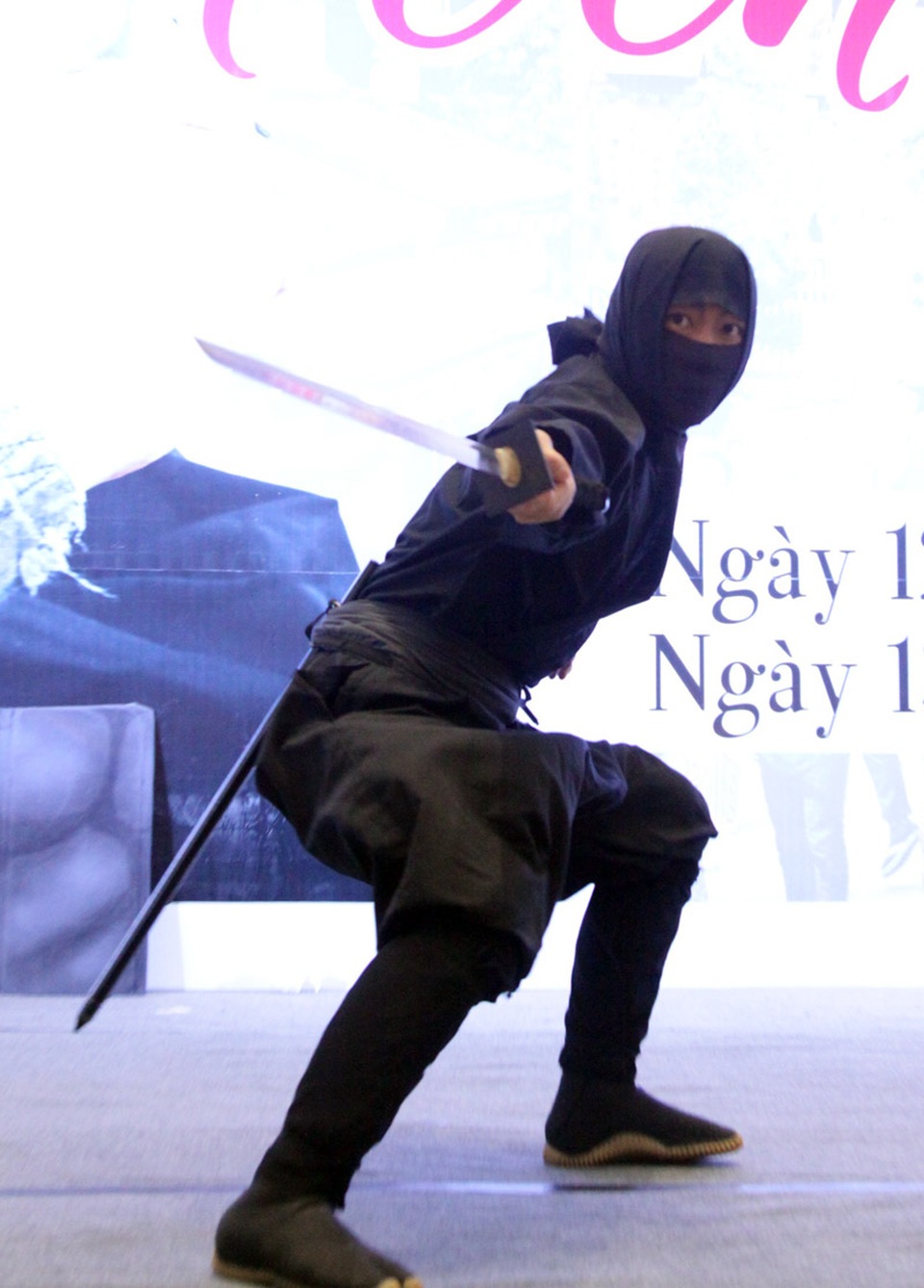 Bạn trẻ Hà thành “tròn mắt” xem ninja phi tiêu, đấu kiếm - 1
Ninja trình diễn các động tác kiếm thuật