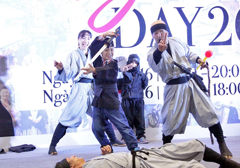 Bạn trẻ Hà thành “tròn mắt” xem ninja phi tiêu, đấu kiếm - 7
Với sự hỗ trợ từ các diễn viên ninja, các em nhỏ Hà Nội đã có một trải nghiệm rất đáng nhớ