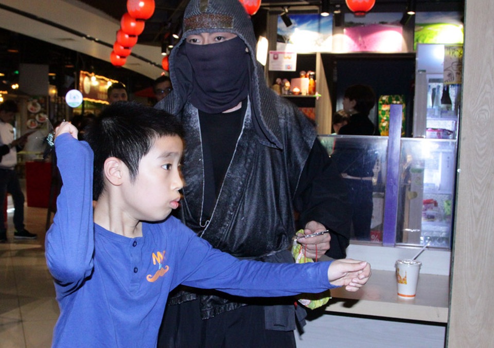 Bạn trẻ Hà thành “tròn mắt” xem ninja phi tiêu, đấu kiếm - 8
Các em nhỏ được ưu tiên học một vài ngón đòn của ninja cùng các sư phụ