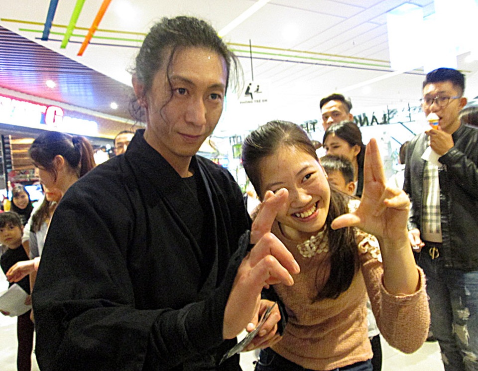 Bạn trẻ Hà thành “tròn mắt” xem ninja phi tiêu, đấu kiếm - 9
Nhiều bạn trẻ hào hứng chụp ảnh cùng các ninja “bước ra từ trang truyện”