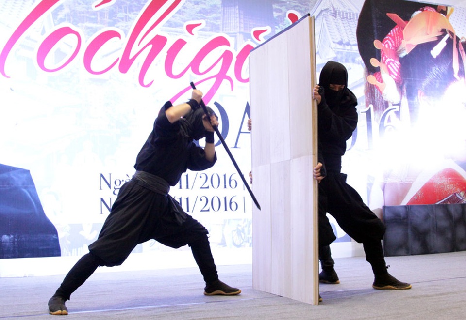 Bạn trẻ Hà thành “tròn mắt” xem ninja phi tiêu, đấu kiếm - 2
Biểu diễn sử dụng kiếm để vượt qua tường