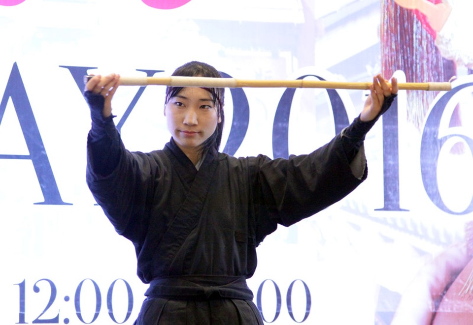 Bạn trẻ Hà thành “tròn mắt” xem ninja phi tiêu, đấu kiếm - 3
Một nữ ninja