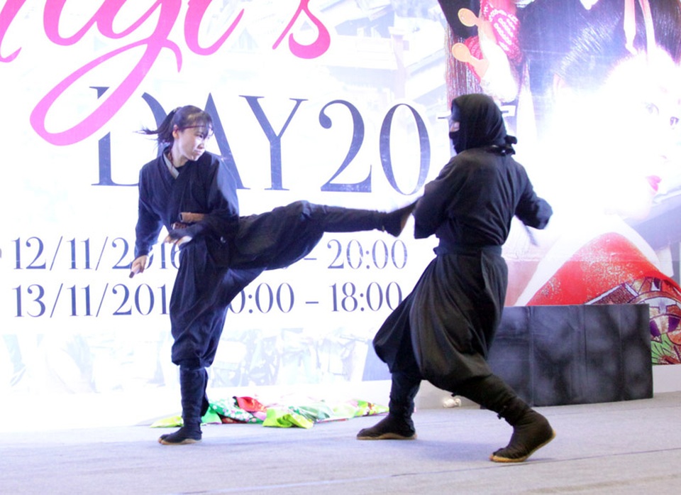 Bạn trẻ Hà thành “tròn mắt” xem ninja phi tiêu, đấu kiếm - 4
Những pha chiến đấu gay cấn, hồi hộp của các ninja