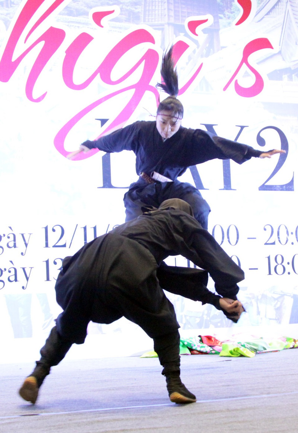 Bạn trẻ Hà thành “tròn mắt” xem ninja phi tiêu, đấu kiếm - 5 Bạn trẻ Hà thành “tròn mắt” xem ninja phi tiêu, đấu kiếm - 5
