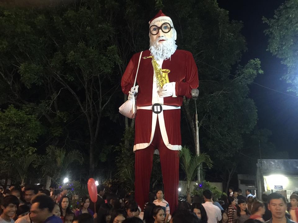 
21h30, tại giáo xứ Đồng Xoài, thị xã Đồng Xoài, tỉnh Bình Phước, hàng ngàn người dân đổ về làm lễ đêm Giáng Sinh. Ông già Noel có hơn 12m, làm hết 65 mét vải.

