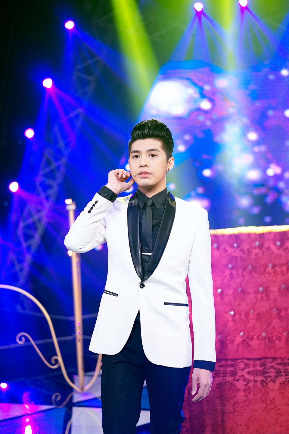 Noo Phước Thịnh chỉn chu "từng ly từng tý" trước khi lên sân khấu - 3
Năm 2016 là năm có ý nghĩa quan trọng với Noo Phước Thịnh bởi anh gặt hái nhiều thành công như trở thành quán quân Hòa âm ánh sáng, làm huấn luyện viên Giọng hát Việt nhí và gần đây nhất là được mời tham gia trình diễn tại Asia Song Festival tại Hàn Quốc.